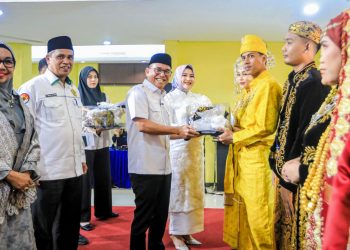 Hadiri Nikah Massal 23 Pasangan, Zakiyuddin Serahkan Buku Nikah dan Uang Saku