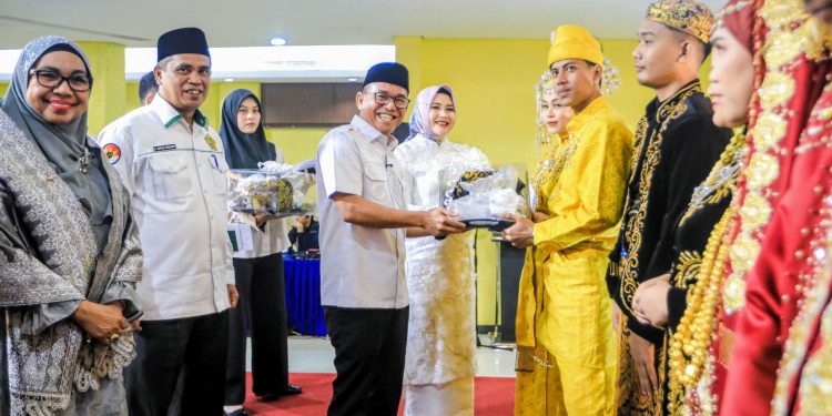 Hadiri Nikah Massal 23 Pasangan, Zakiyuddin Serahkan Buku Nikah dan Uang Saku