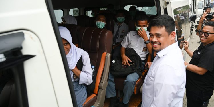 Gubernur Bobby Luncurkan 33 Bus Gratis di Lima Kabupaten, Permudah Akses Sekolah bagi 1.008 Pelajar