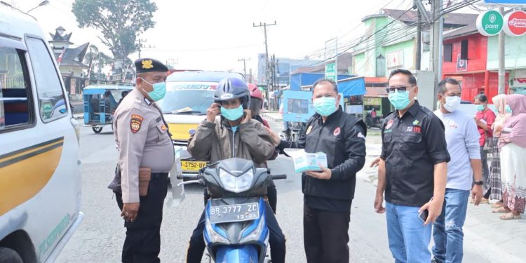 Pemkab Dairi Bagikan Masker ke Masyarakat