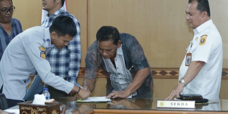 Pemkab Dairi Bersama Pengusaha dan Pemilik Jasa Angkutan Tandatangani Pernyataan Sikap