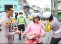 Kapolres Dairi Bagikan Helm Gratis dalam Operasi Patuh Toba