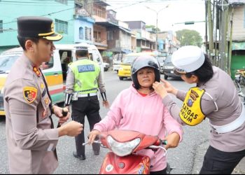 Kapolres Dairi Bagikan Helm Gratis dalam Operasi Patuh Toba