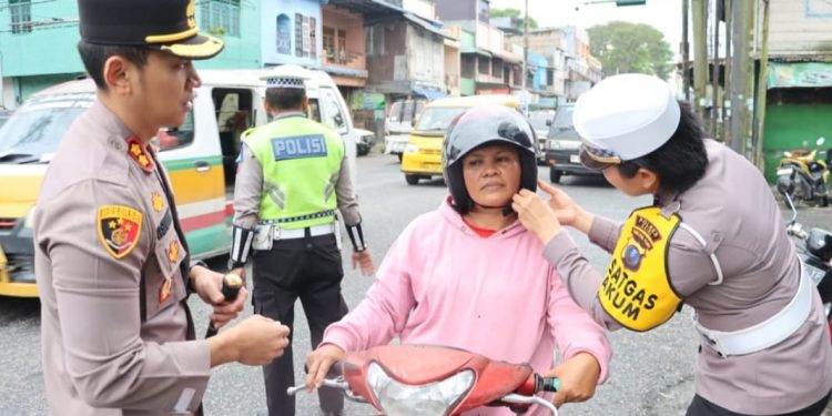 Kapolres Dairi Bagikan Helm Gratis dalam Operasi Patuh Toba