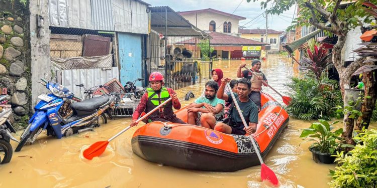 Rico Waas Gerak Cepat Tangani Banjir, BPBD Siaga Sejak Malam, Damkar Dikerahkan Bersihkan Sisa Lumpur