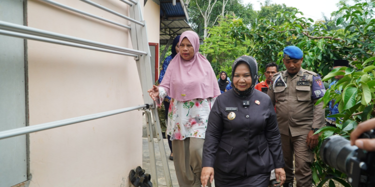 Plt Bupati Tiorita Pastikan Renovasi Rumah Korban Banjir Berjalan Lancar