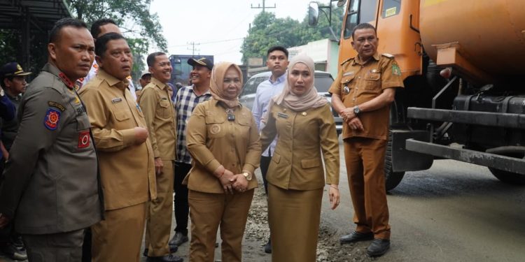 Plt Bupati Tinjau Perbaikan Jalan Secanggang, Dorong Kelancaran Ekonomi Warga