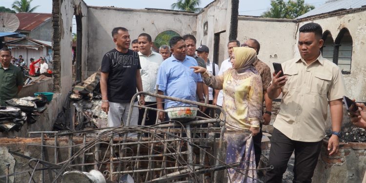Plt Bupati Tiorita Bantu Korban Kebakaran, Empat Rumah di Salapian Hangus